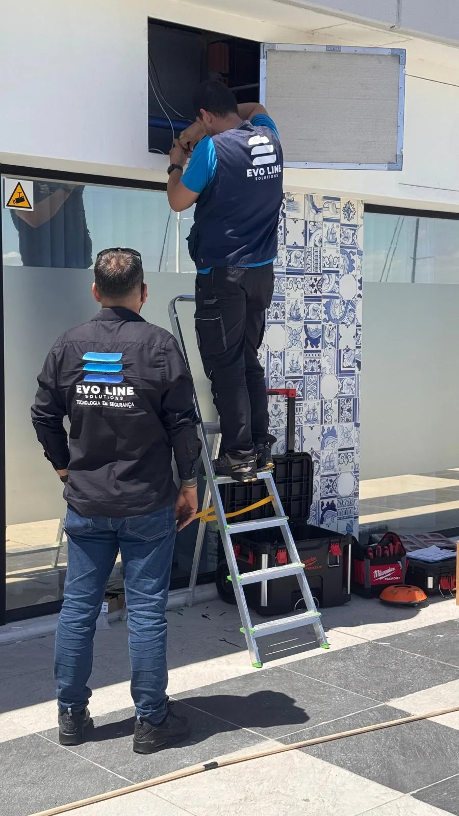 Técnicos Evo Line Solutions a instalar cablagem em espaço comercial em Lisboa