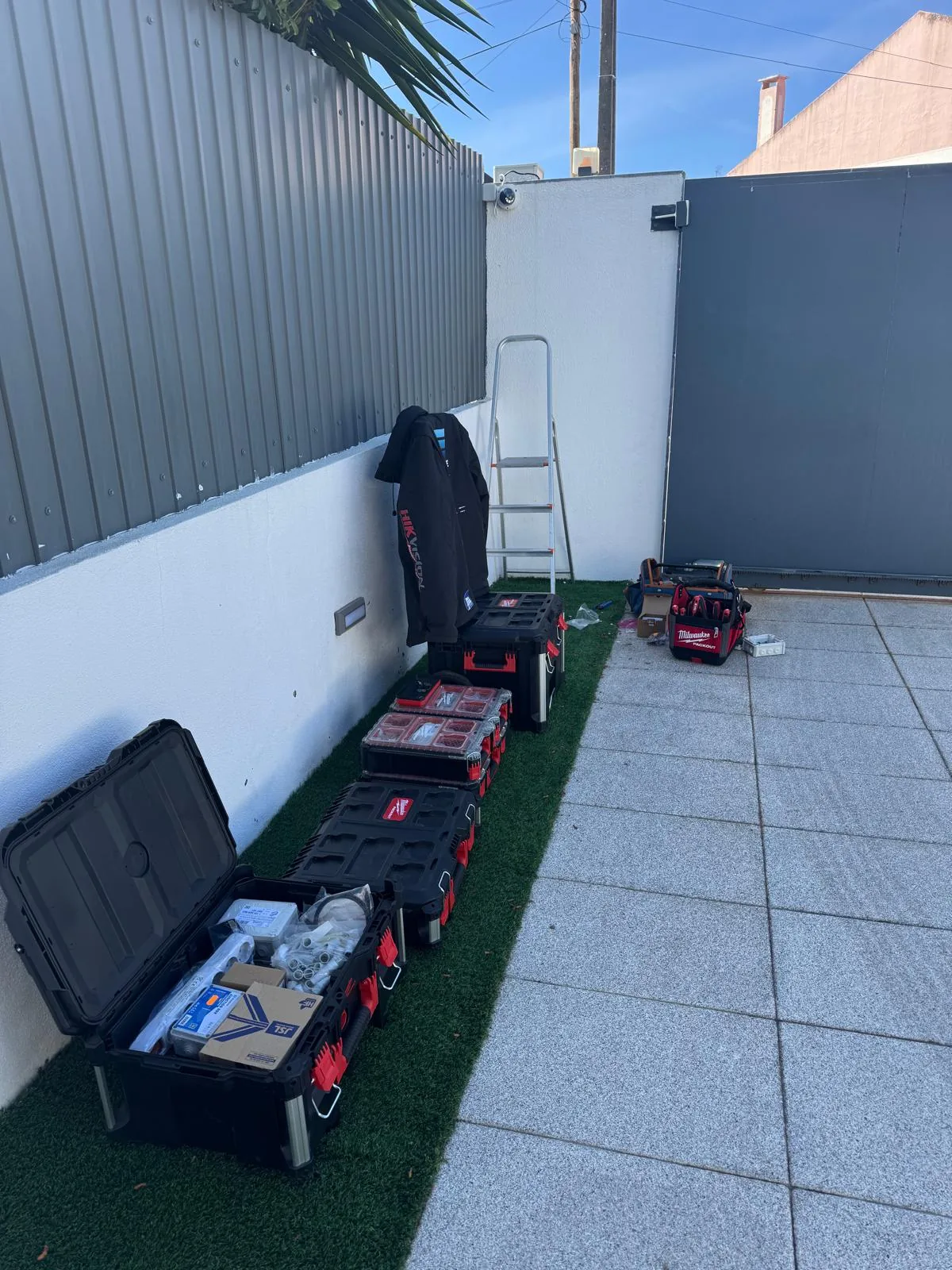 Equipamento Milwaukee Packout e câmara CCTV instalada em moradia — Evo Line Solutions