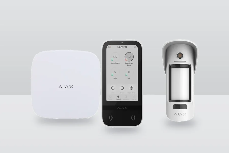 Central de alarme Ajax, teclado tátil e detetor de movimento exterior com câmara.